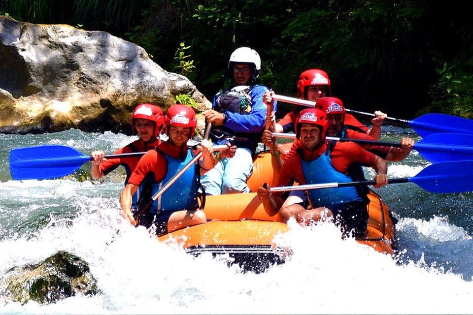 Esperienza di rafting sul Fiume Lao: emozioni e divertimento